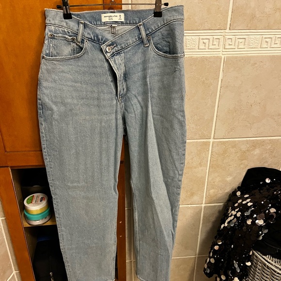 Abercrombie Curve Love High Rise Dad Jeans - Picture 6 of 8
